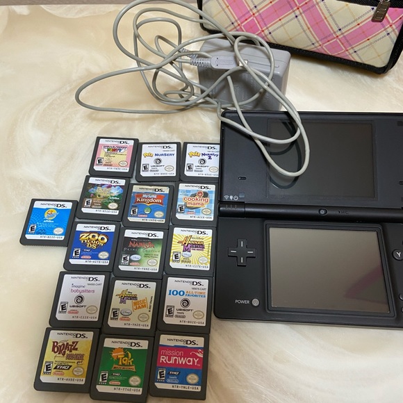 Nintendo DSI Bundle - Picture 2 of 10